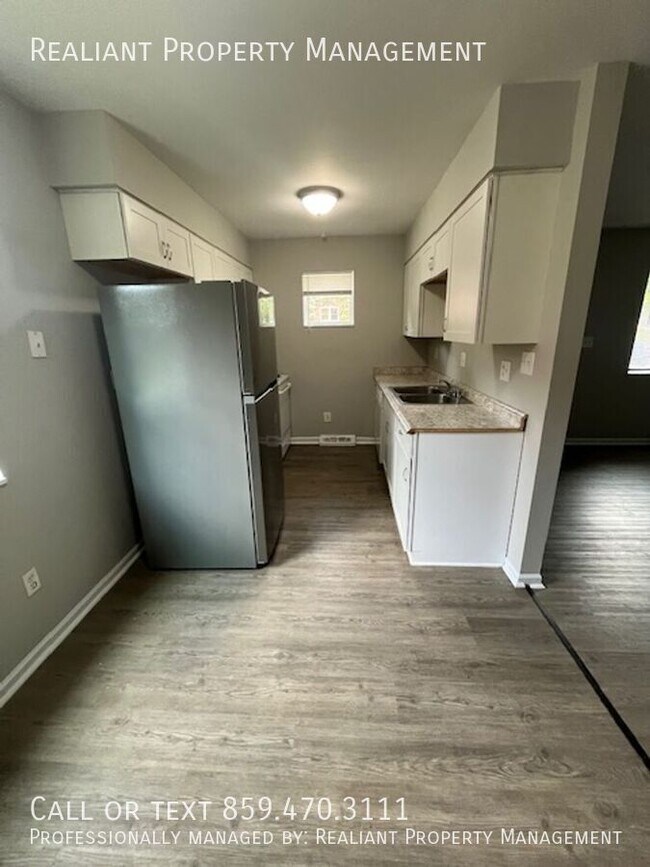 Foto del edificio - 487 Whispering Hills Dr