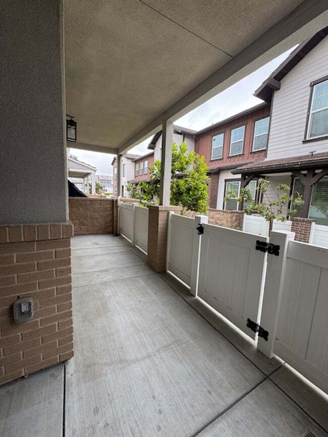 Foto del edificio - Newer 3 bedroom townhome in Simi Valley
