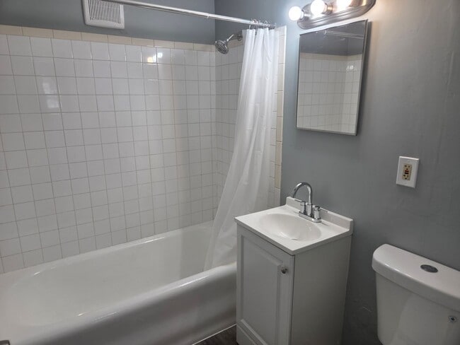 Building Photo - 2 Bedroom / 2 Bath with Bonus Room