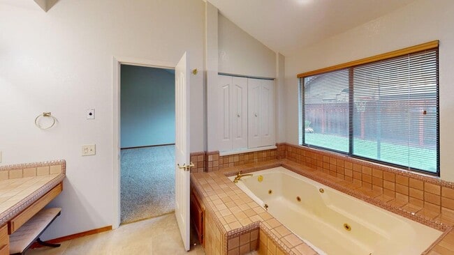 Building Photo - Well-maintained 3x2 single-family Windsor home