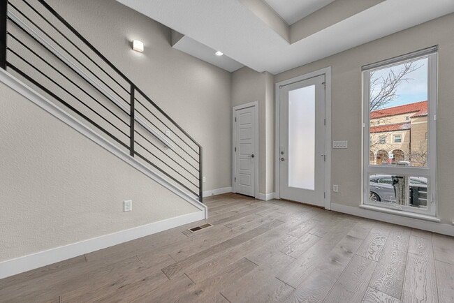 Foto del edificio - $3,145.95- 3 Bed, 3.5 Bath Townhome in Denver with Central AC and In Unit Laundry