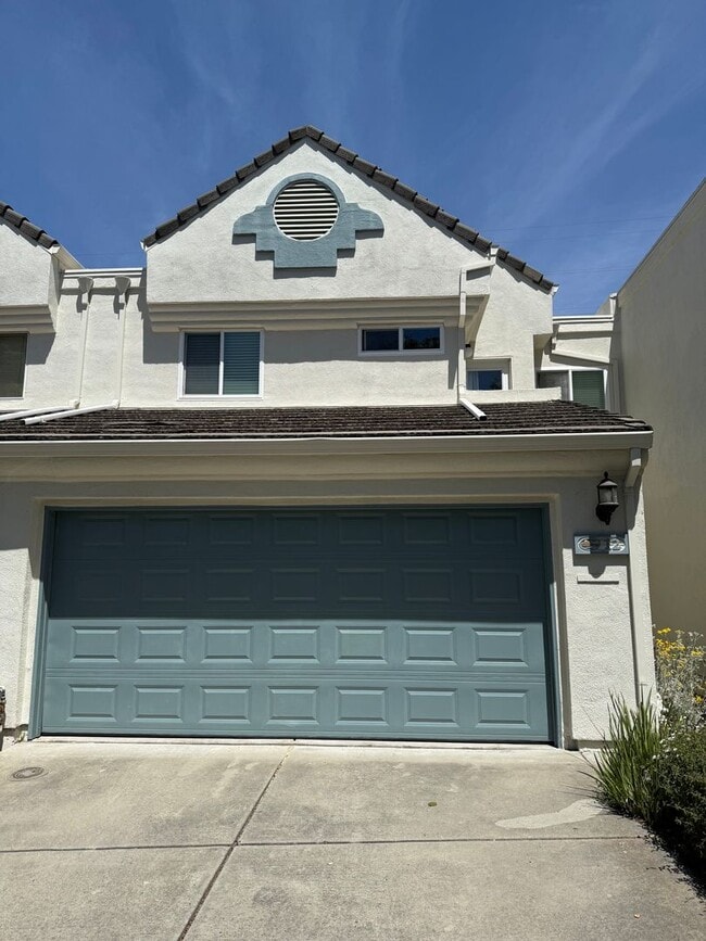Building Photo - Gorgeous 3 bedroom 2.5 bath 2 story Townho...