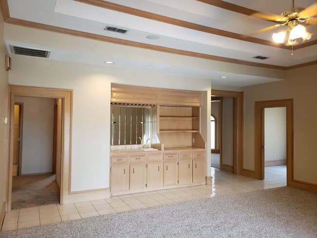 Building Photo - 4 Bed / 3 Bath / 2 Car Garage / Swimming pool