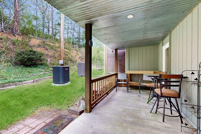 Building Photo - 815 Hunters Run Rd