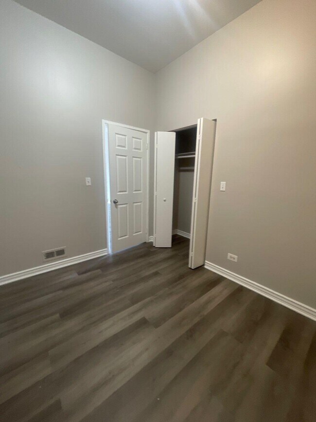 Foto del edificio - 4 bedroom in Chicago IL 60637