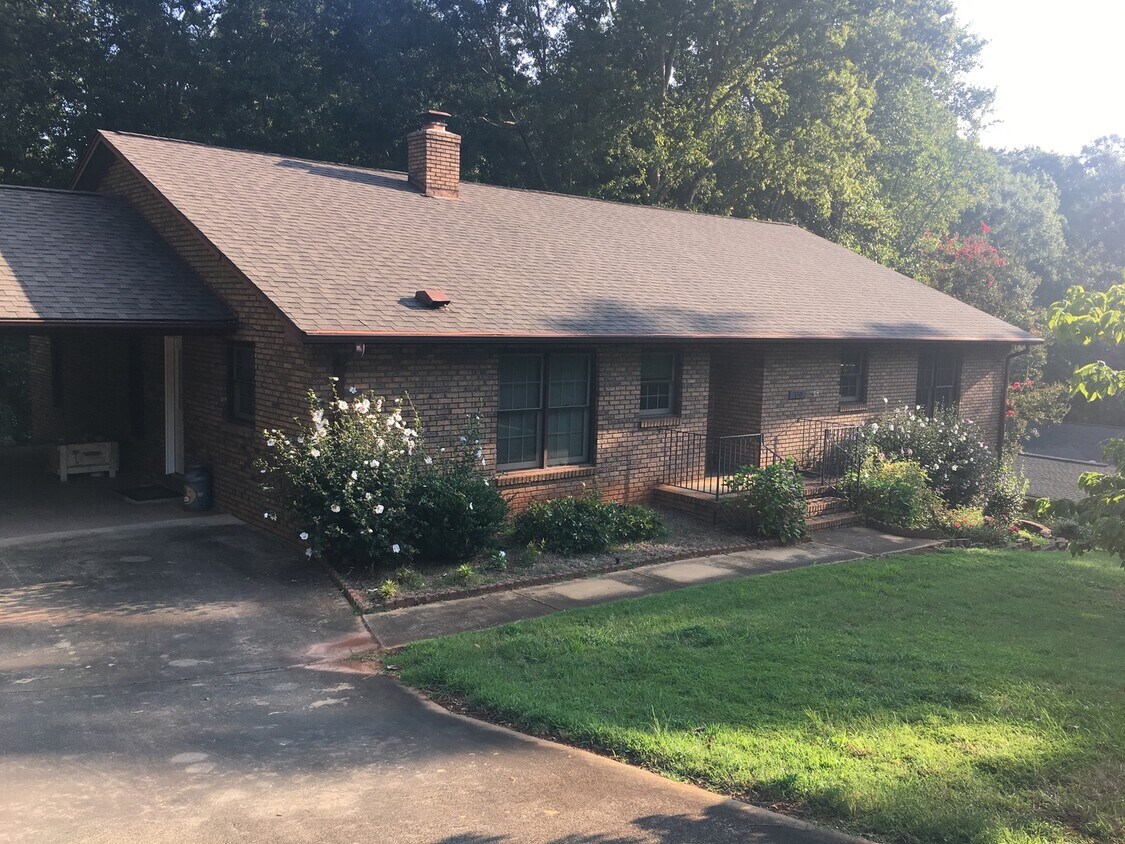 Foto principal - Spacious 3 Bedroom 2.5 Bath home located i...