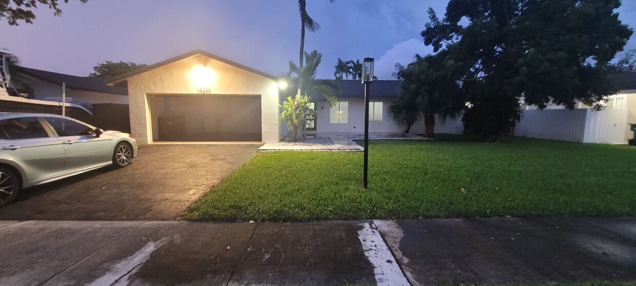 Foto principal - 3 Bed/2 Bath pool home with 2 car garage o...