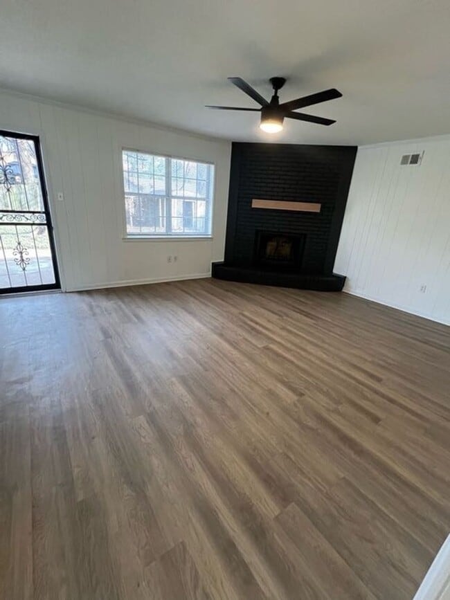 Building Photo - Stunning 3-Bedroom Home in Memphis - Moder...