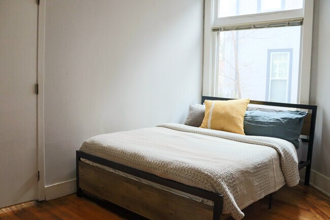 Foto del edificio - 2413 DuPont Ave S