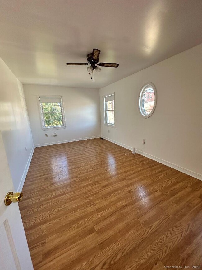 Foto del edificio - 77 S B St