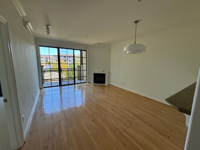 Foto del edificio - Updated Top Floor Unit -- Perfect Commuter...