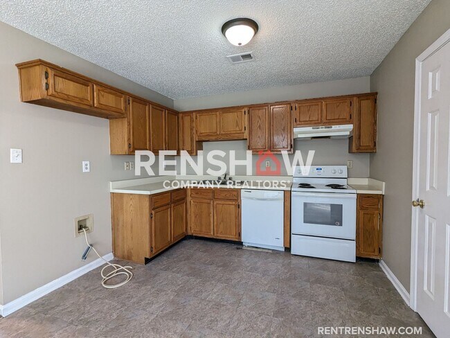 Foto del edificio - 6610 Sleepy Oak Dr-Self Tour Available Thr...