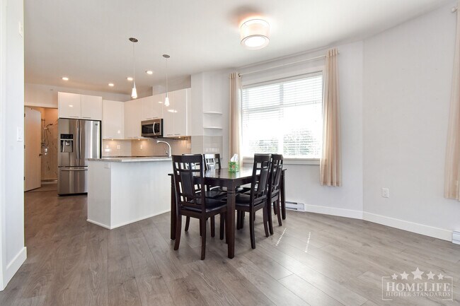 Photo du bâtiment - Corner Gem with Private Greenbelt Views – ...