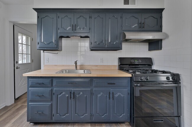 Building Photo - 98 N Navarre Ave