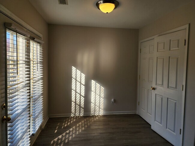 Building Photo - Single Family Home!