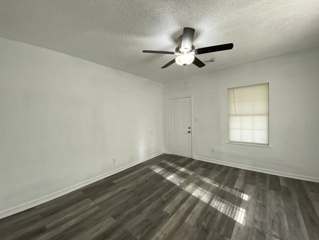 Building Photo - Victor Duplex