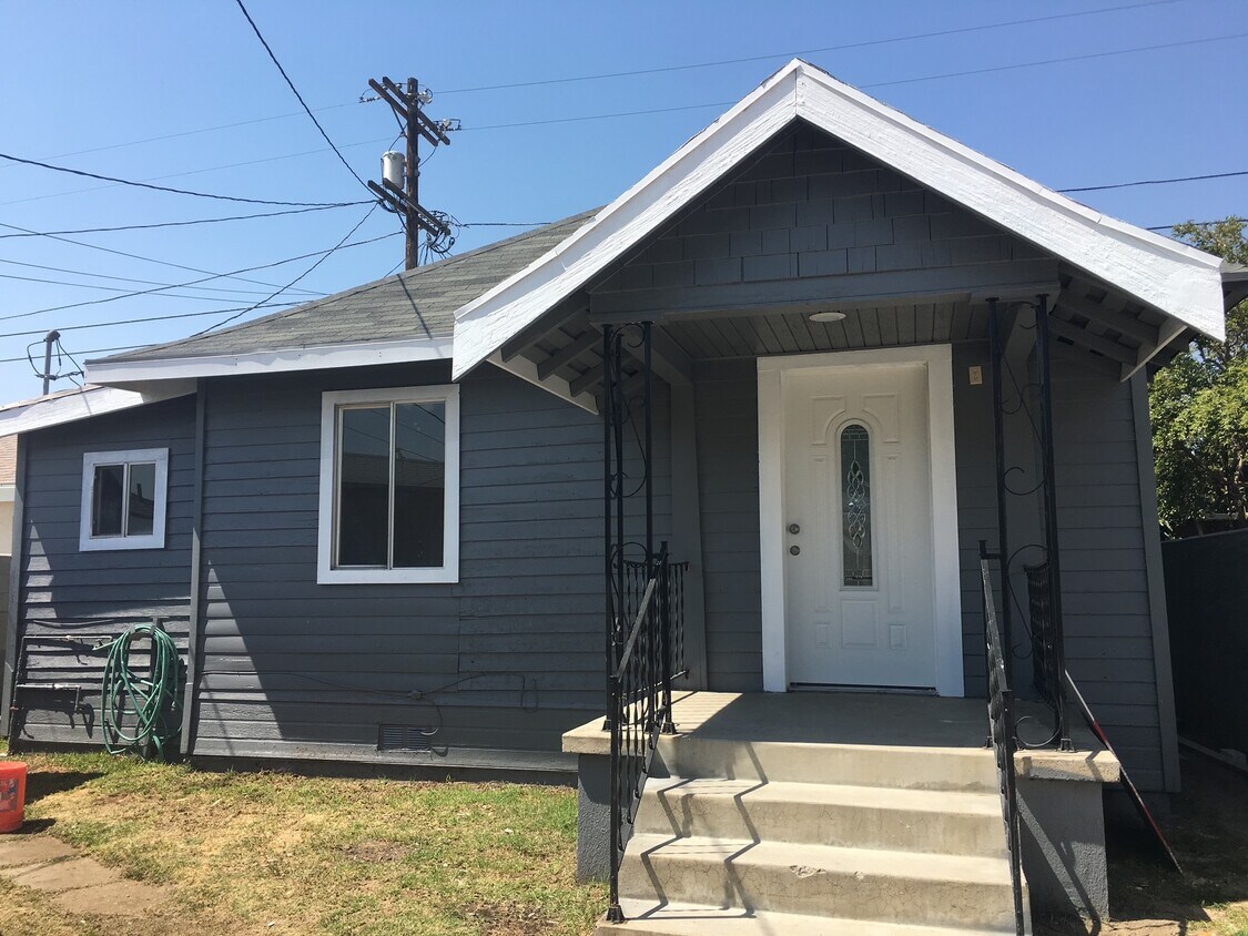 Primary Photo - 2647 Roseview Ave