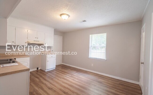 Foto del edificio - 3 Bed/1 Bath Home with Off-Street Parking / Vouchers Accepted / Available Now!