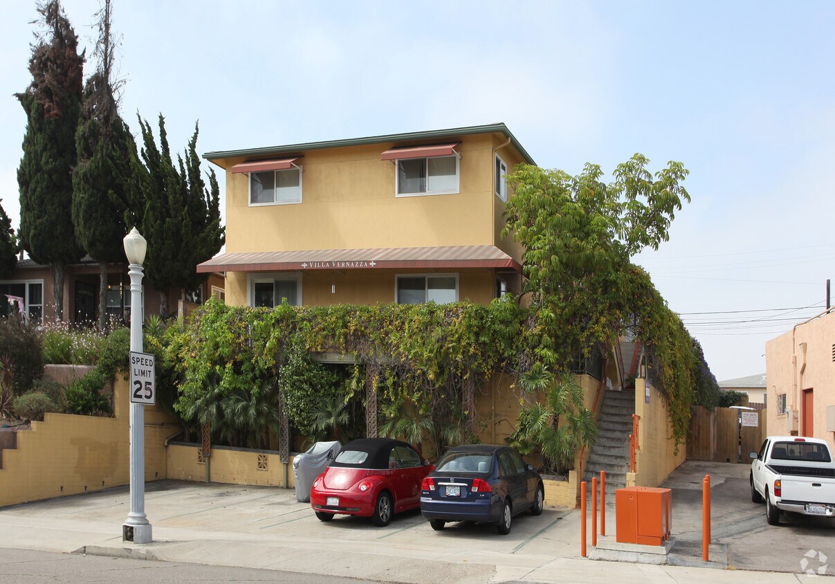 Foto principal - Amherst Manor Apartments