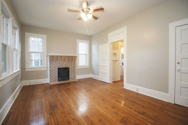 Foto del edificio - RENOVATED ONE BEDROOM, ONE BATH DUPLEX APARTMENT – AVAILABLE JULY 14TH!