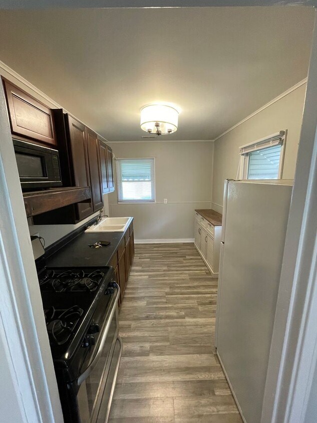 Foto principal - 3 Bedroom Home with Backyard and Garage - ...