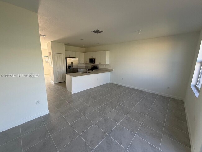 Building Photo - $2,500 2732 SE 26 Ave