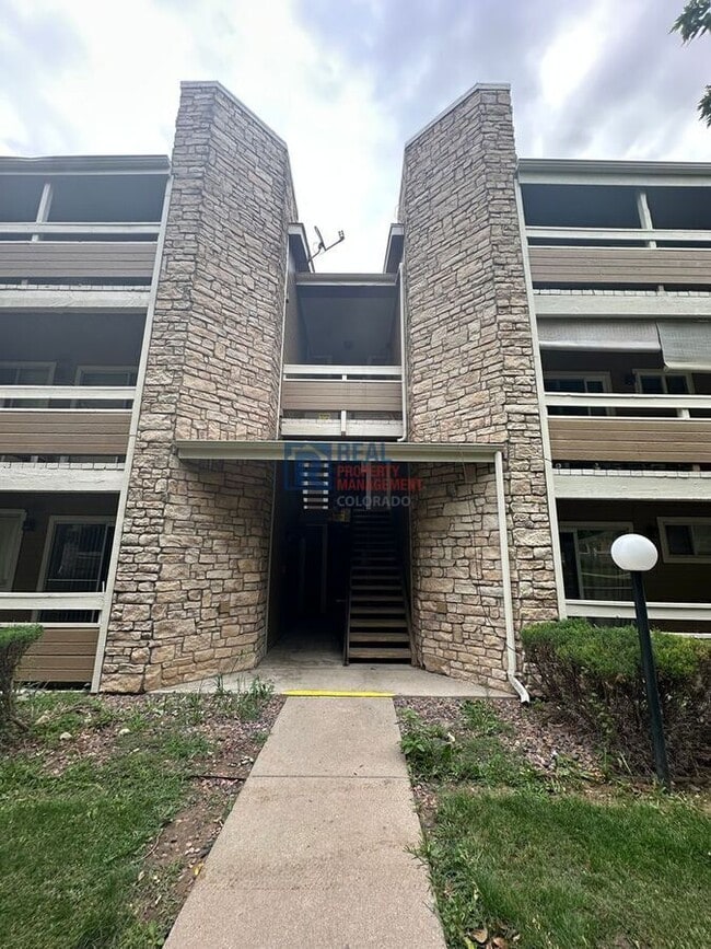 Building Photo - 1075 S Elkhart Way