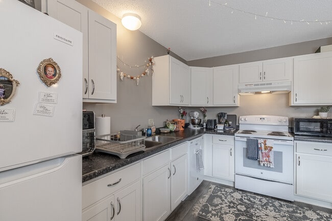 Building Photo - 202 Balcerzak Dr