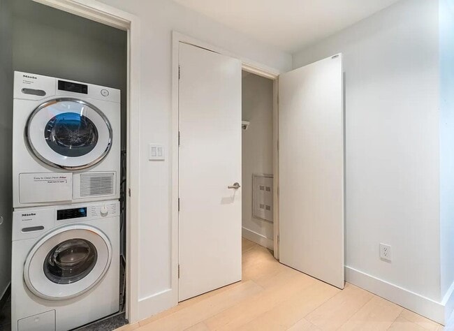 Building Photo - 208 Delancey St