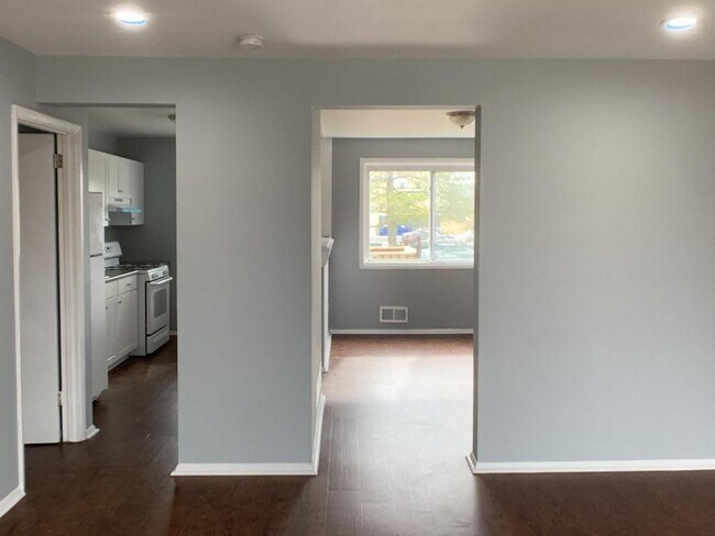 Foto del edificio - 4169 Labyrinth Rd