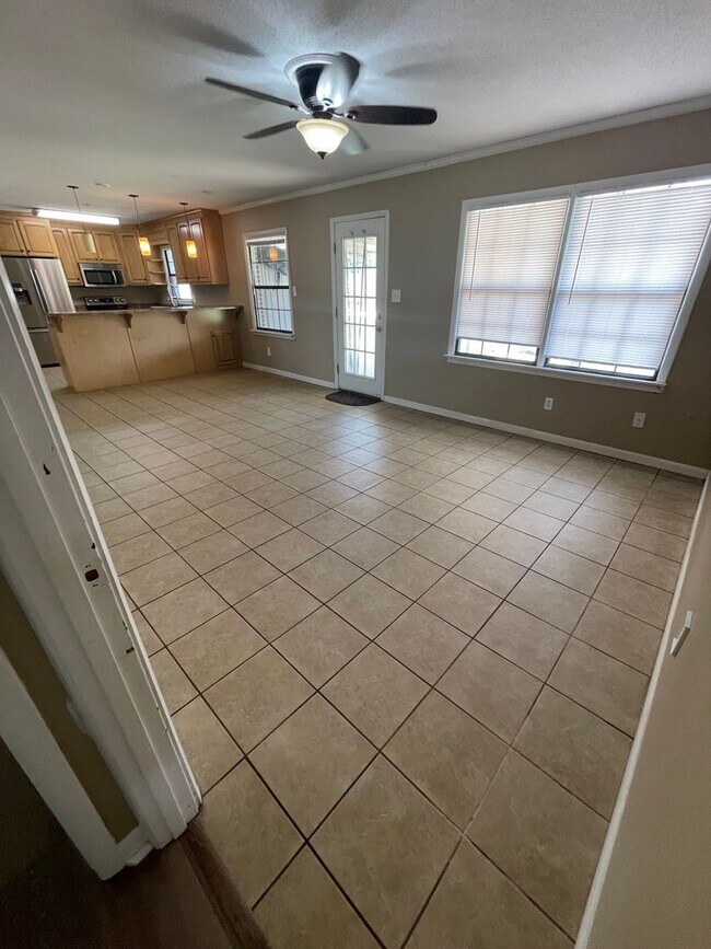 Building Photo - 306 Meadowlark Ln