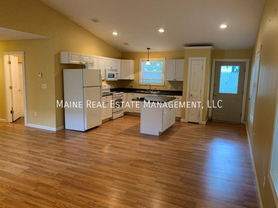 215 Pine St Unit A, Bangor, ME 04401 Room for Rent in Bangor, ME