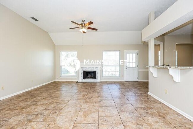 Foto del edificio - 3 Bedroom Pet-Friendly Home in La Vergne, TN with Main Street Renewal