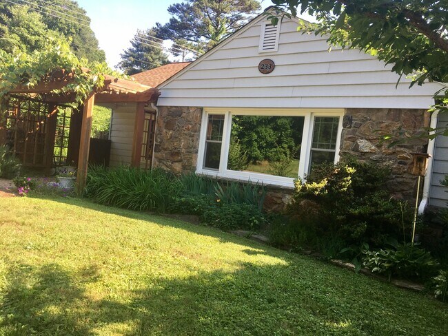 Foto del edificio - Wonderful Kenilworth location! Lovely landscaping and beautiful hardwood flooring!