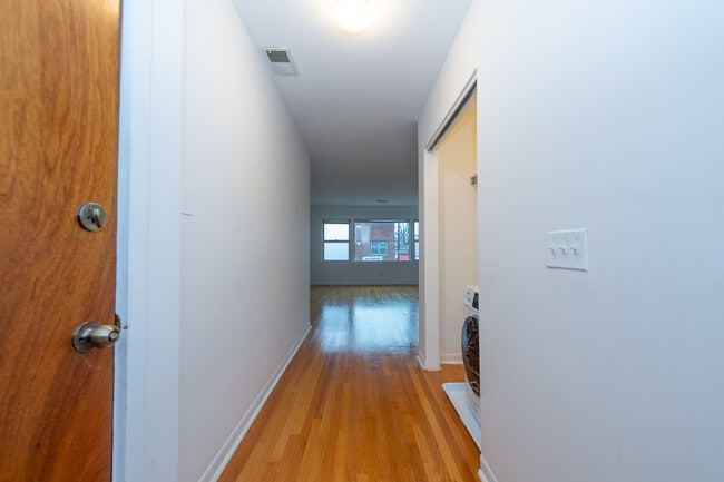 Foto del edificio - 5222 W Belmont Ave