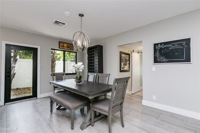 Building Photo - 3 br, 2 bath House - 2600 SE 2nd Ct