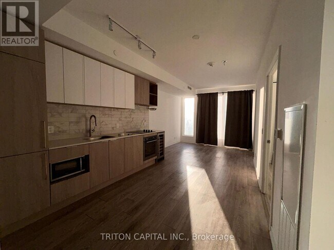 Photo du bâtiment - 2020 Bathurst St