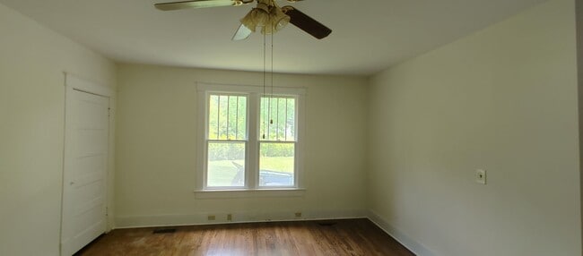 Building Photo - Affordable Downtown 3 Bedroom Rental