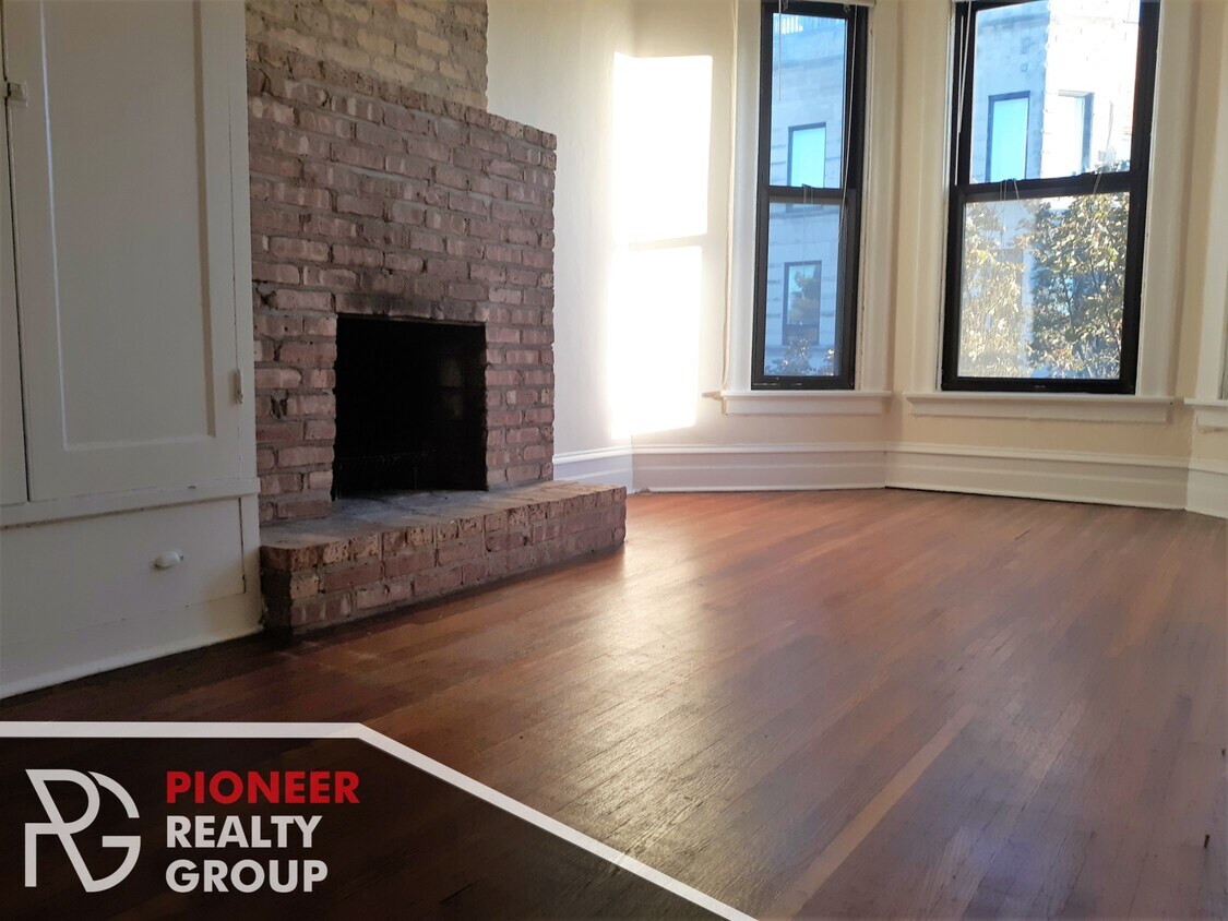 Primary Photo - 356 W Dickens Ave