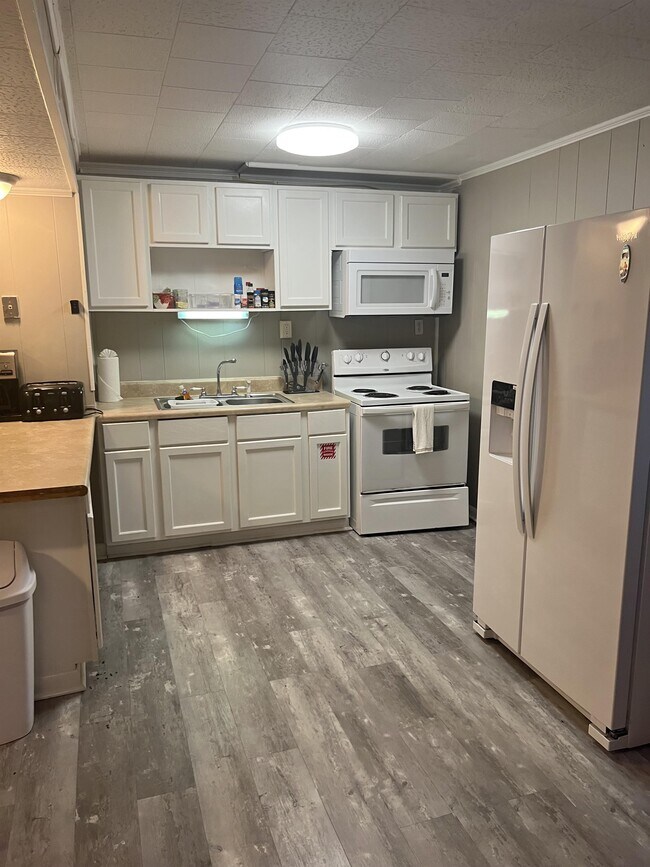 133 Hopkins Blvd Unit C, Biloxi, MS 39530 Room for Rent in Biloxi, MS