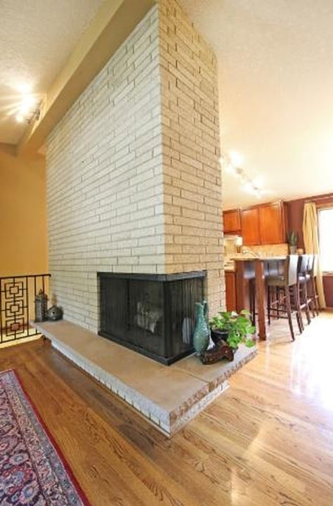 Techo abovedado en la sala de estar - 5813 Tracy Avenue