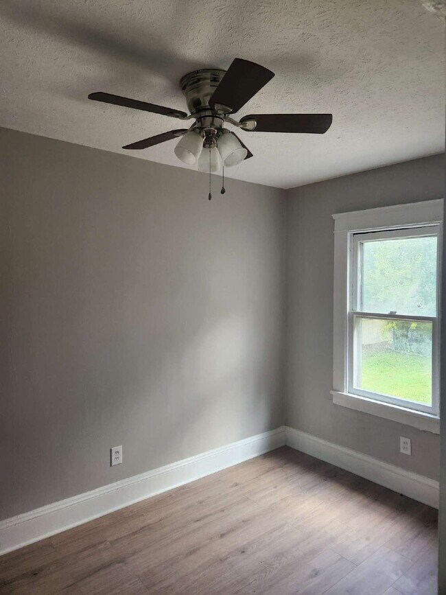 Building Photo - "Spacious 1.5 story 4-Bedroom Duplex on Ot...