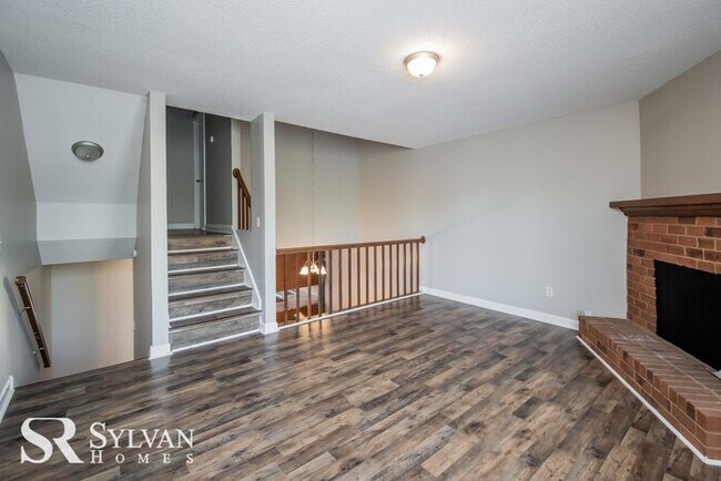 Building Photo - Spacious 2BR 2.5BA Townhome Ready now!