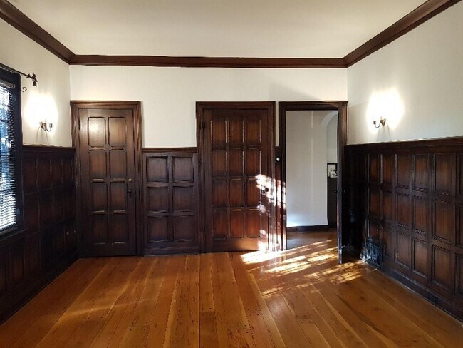 333-4 Armarios de la sala de estar - 333 N Sycamore Ave