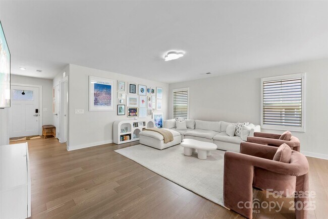 Foto del edificio - 2217 GoldWood Dr
