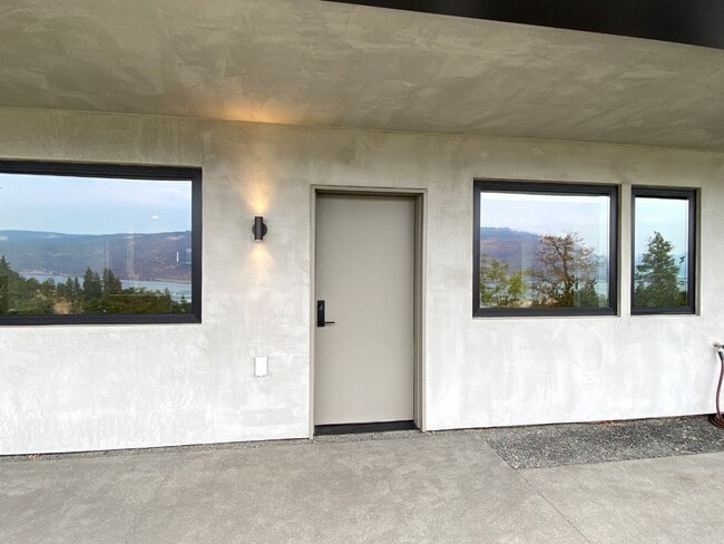 Building Photo - 585 Blanchard Blvd