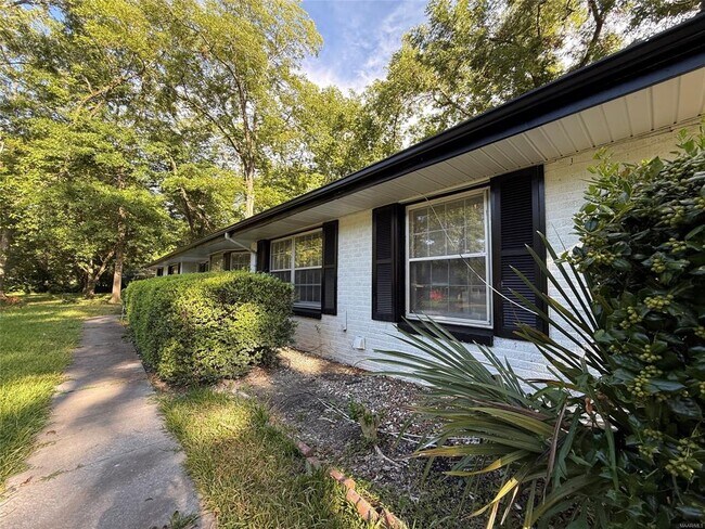 Building Photo - 1406 Beaumont Dr