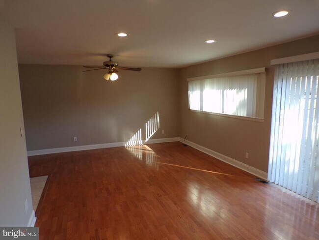 Building Photo - 147 Echelon Rd