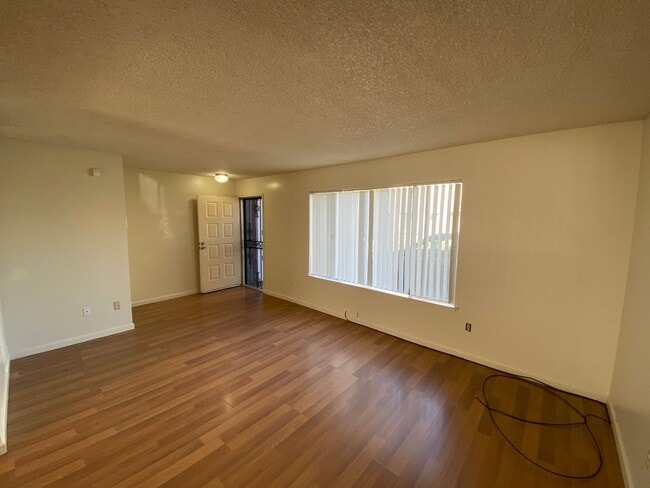 Building Photo - $300 Move-In Bonus!