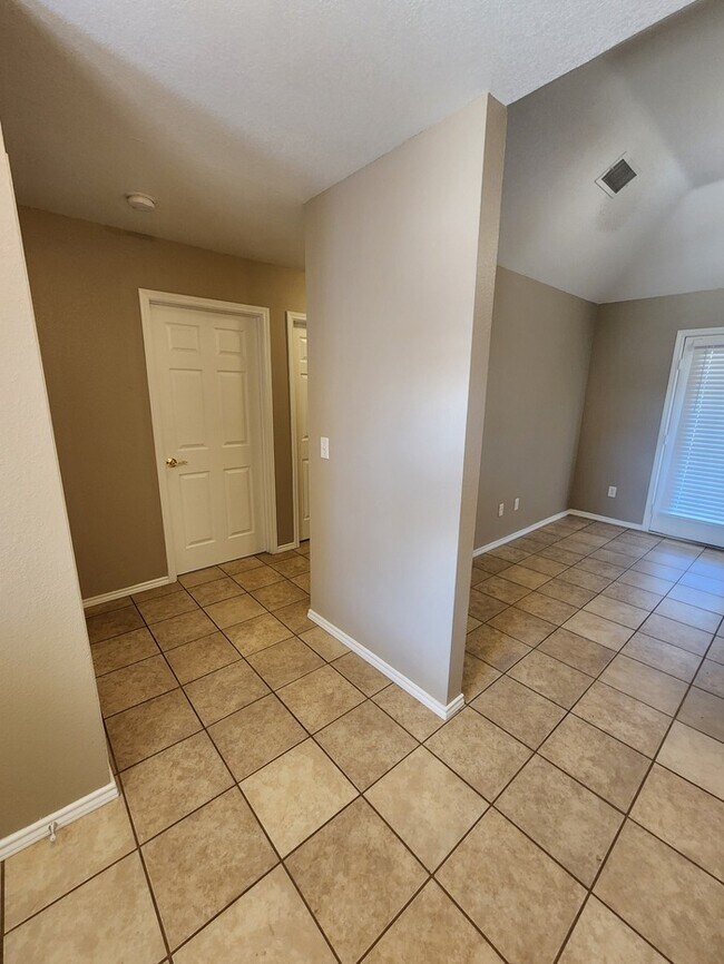 Building Photo - 3 bed 2 bath 1 car garage